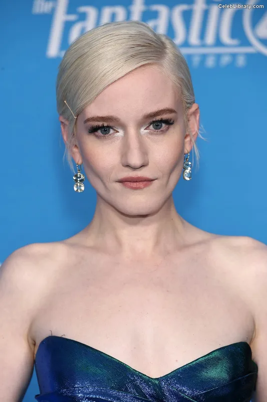 Julia Garner photo 2 of 320