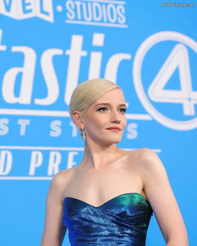 Julia Garner photo 15 of 320