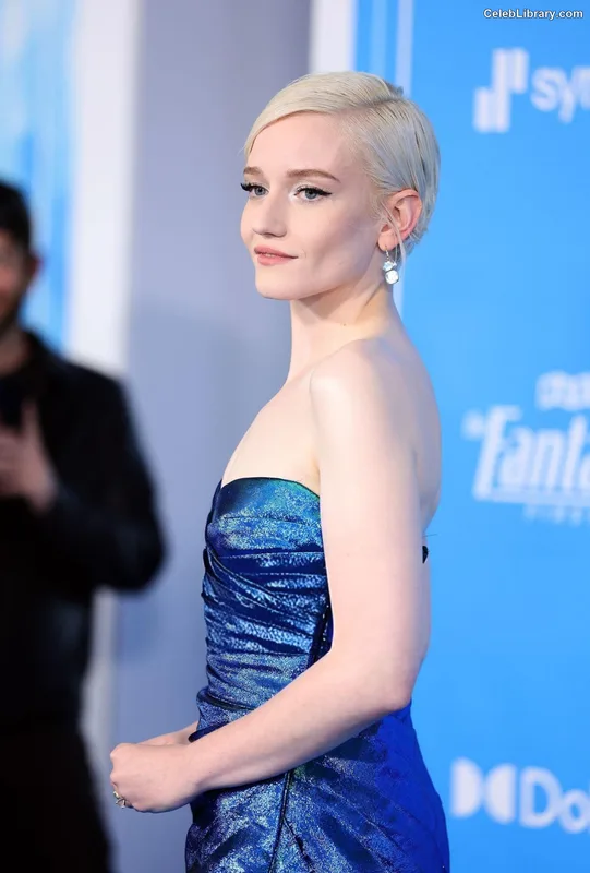 Julia Garner photo 17 of 320