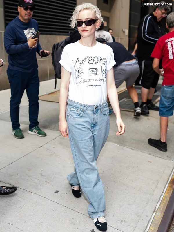 Julia Garner photo 2 of 320