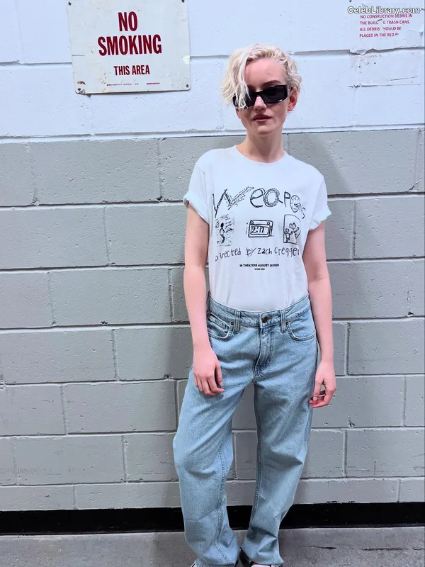 Julia Garner photo 4 of 320