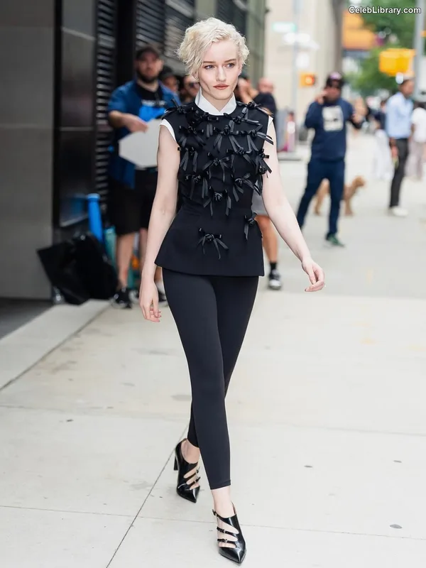 Julia Garner photo 5 of 320