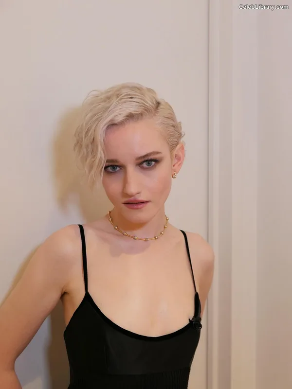 Julia Garner photo 6 of 320