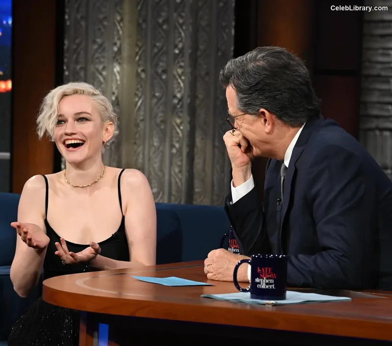 Julia Garner photo 8 of 320