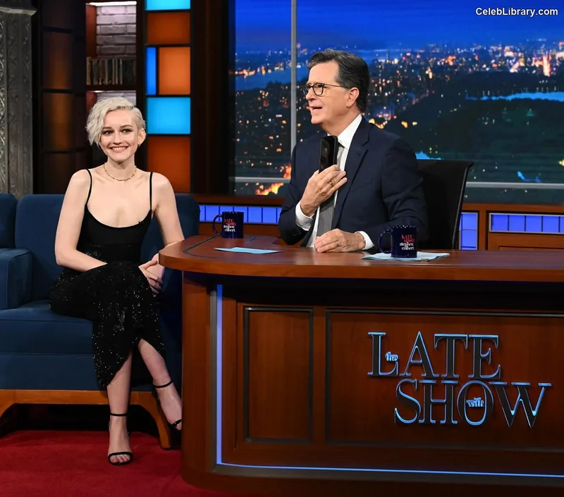 Julia Garner photo 9 of 320