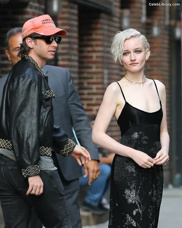 Julia Garner photo 16 of 320