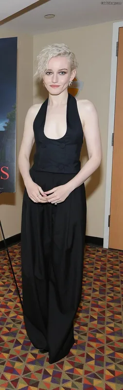 Julia Garner photo 19 of 320