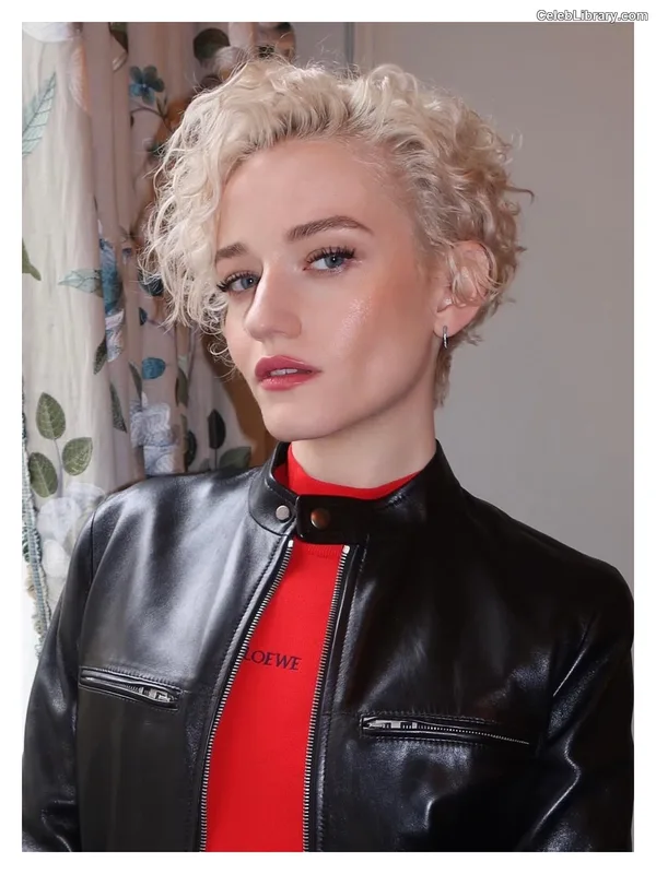 Julia Garner photo 20 of 320
