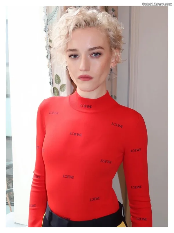 Julia Garner photo 21 of 320