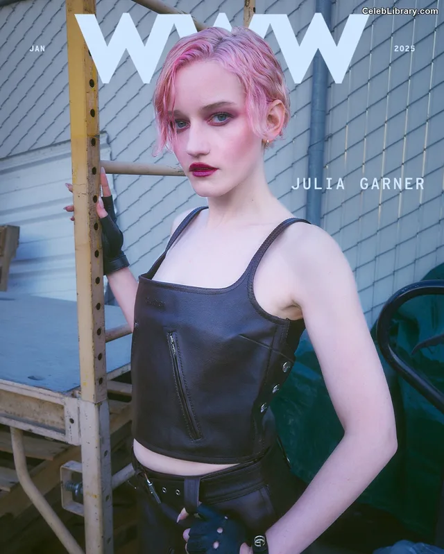 Julia Garner photo 22 of 320
