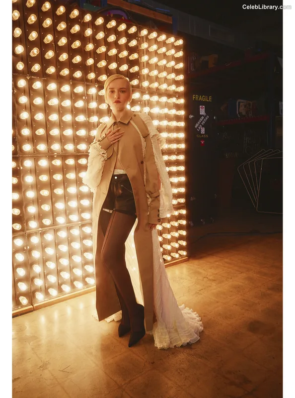Julia Garner photo 24 of 320
