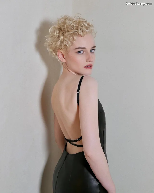 Julia Garner photo 3 of 320