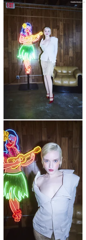 Julia Garner photo 4 of 320