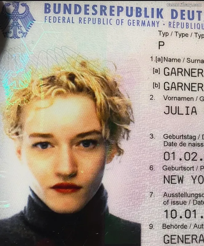 Julia Garner photo 7 of 320
