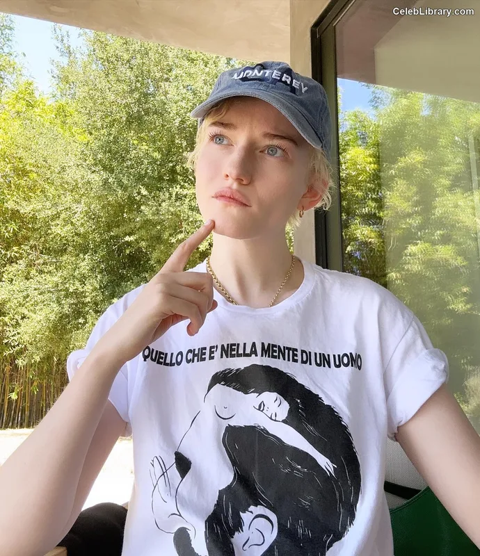 Julia Garner photo 8 of 320