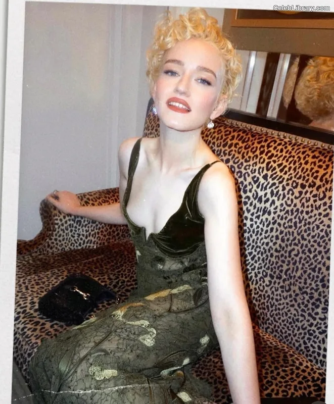 Julia Garner photo 10 of 320
