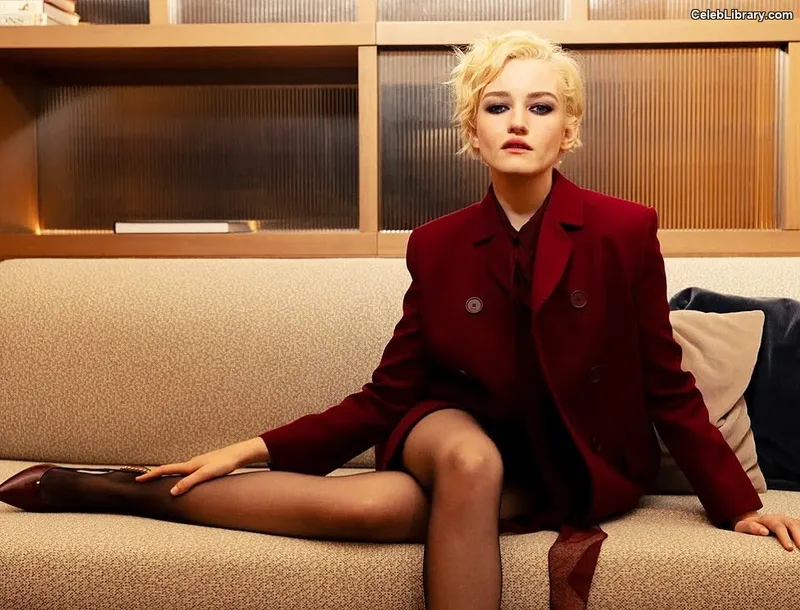 Julia Garner photo 12 of 320