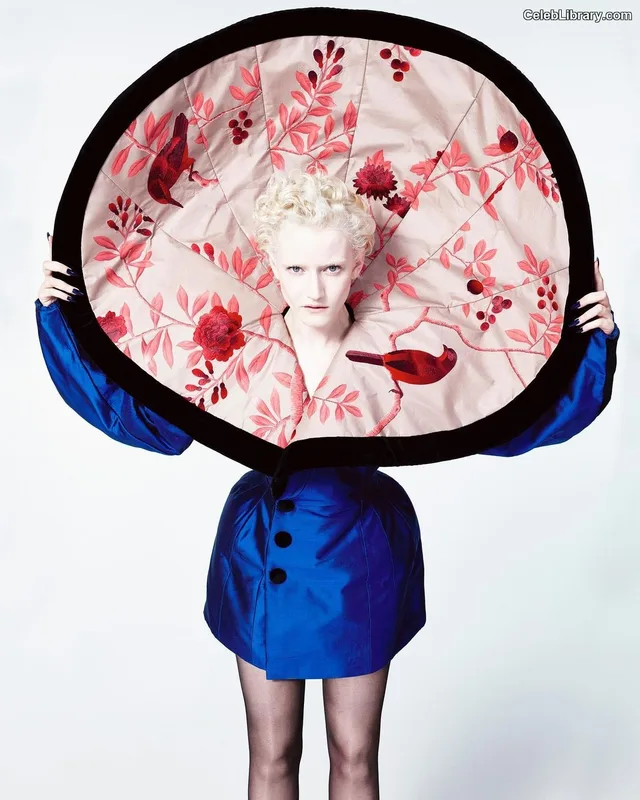 Julia Garner photo 13 of 320