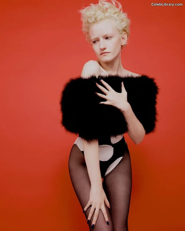 Julia Garner photo 14 of 320