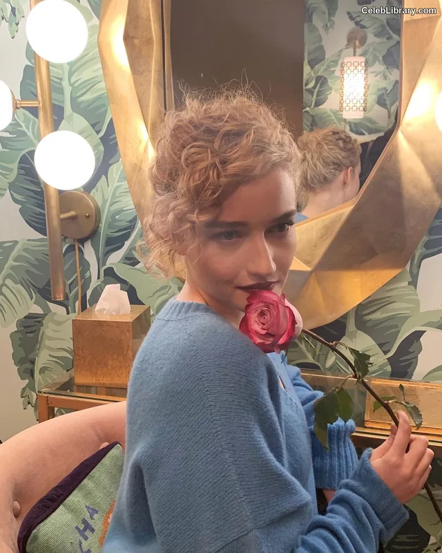 Julia Garner photo 15 of 320