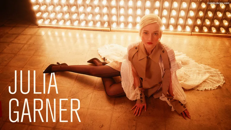 Julia Garner photo 18 of 320