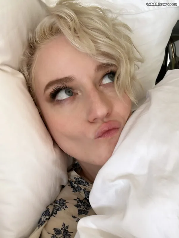 Julia Garner photo 20 of 320