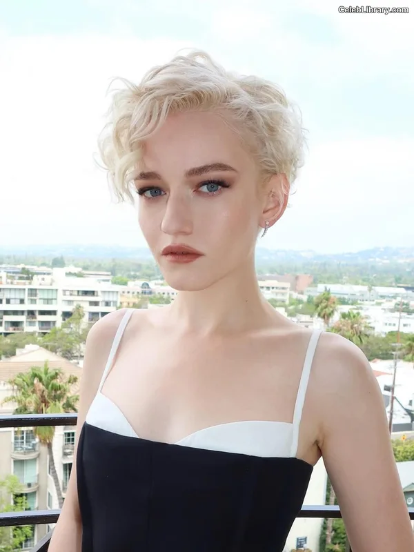 Julia Garner photo 21 of 320