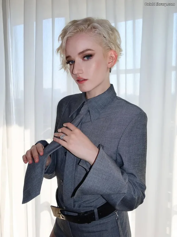 Julia Garner photo 22 of 320