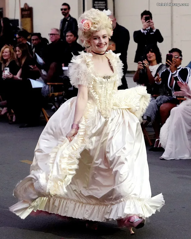 Julia Garner photo 23 of 320