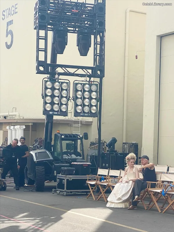 Julia Garner photo 1 of 320