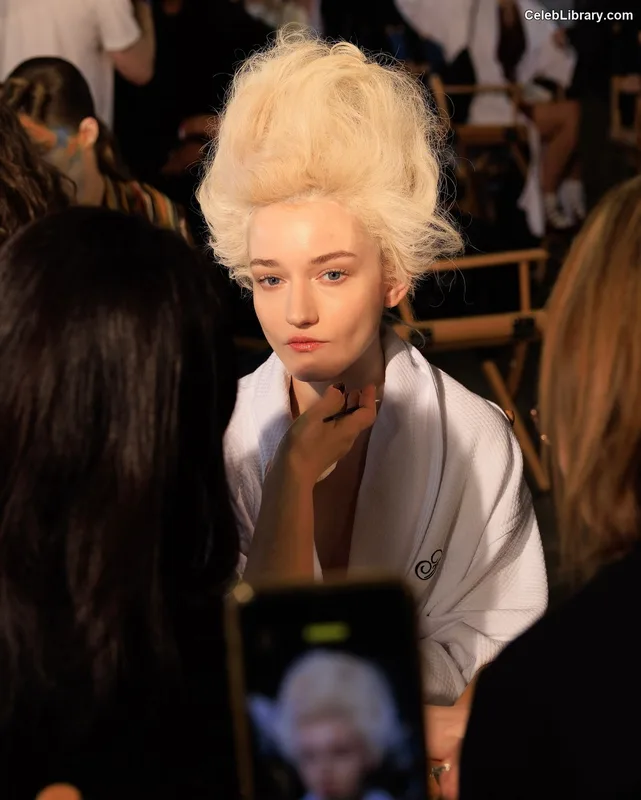 Julia Garner photo 2 of 320