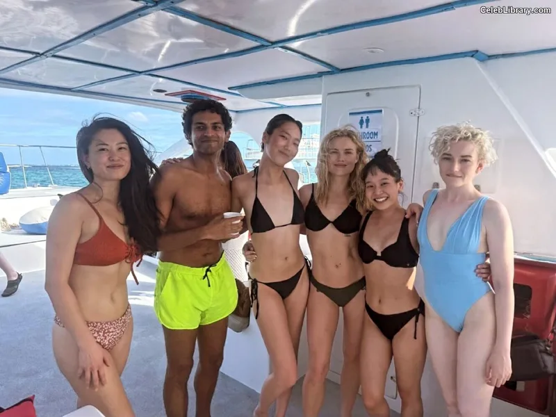 Julia Garner photo 3 of 320