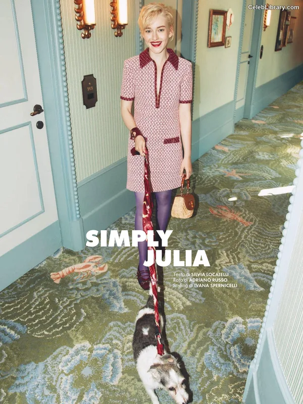 Julia Garner photo 5 of 320