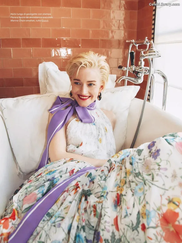 Julia Garner photo 6 of 320