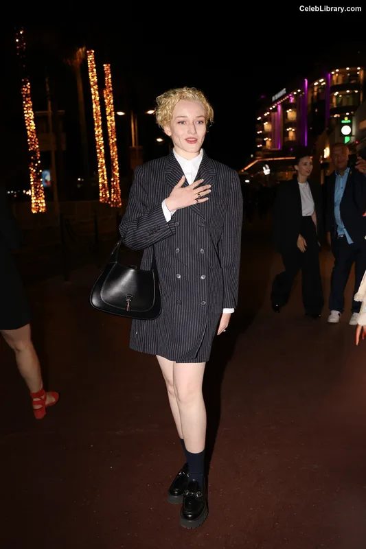 Julia Garner photo 9 of 320