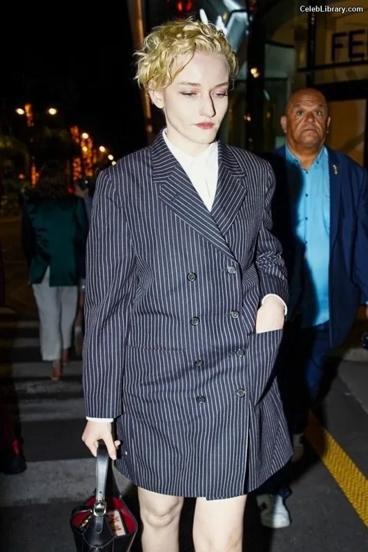 Julia Garner photo 10 of 320