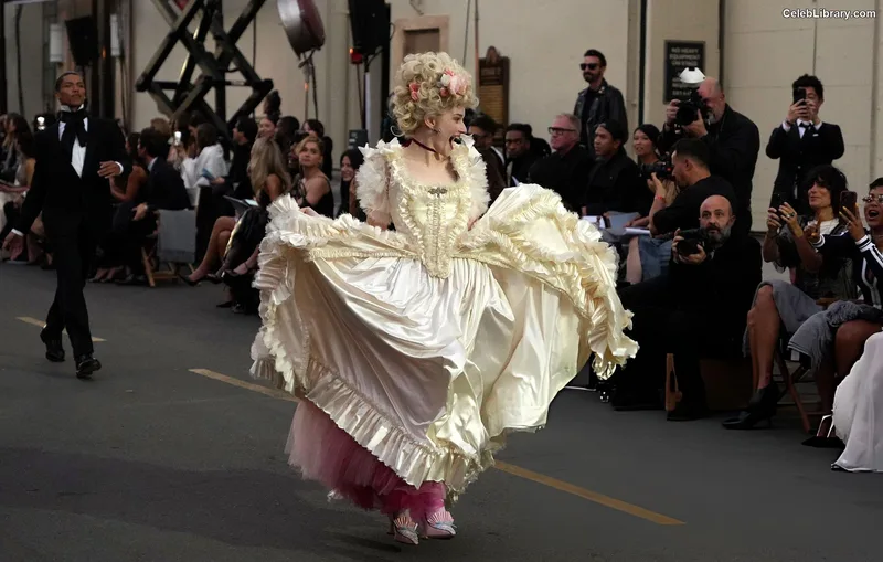 Julia Garner photo 14 of 320
