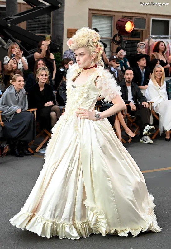 Julia Garner photo 15 of 320