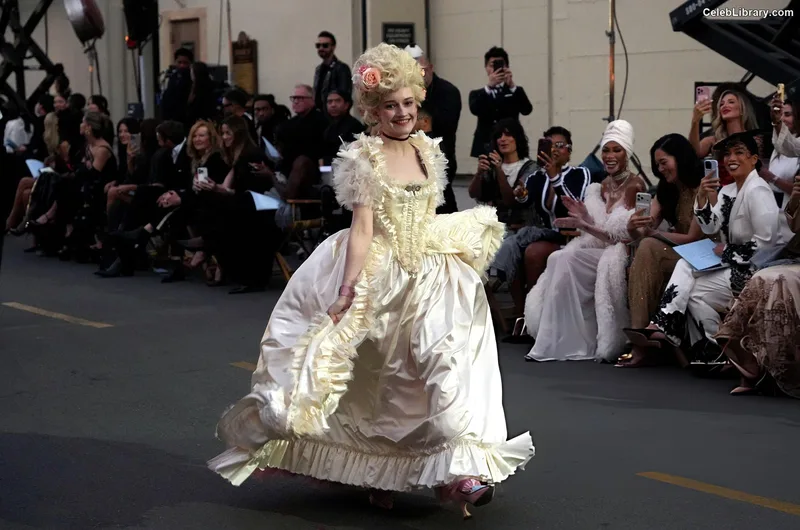 Julia Garner photo 16 of 320