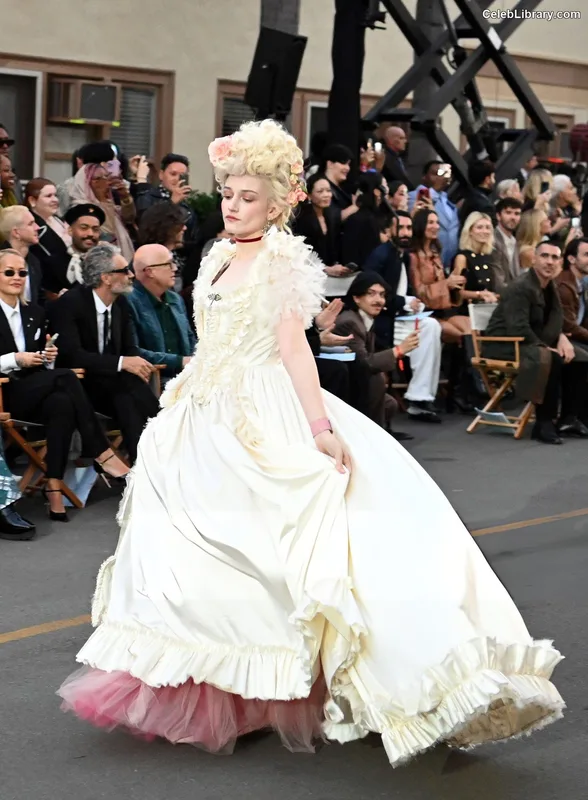Julia Garner photo 18 of 320