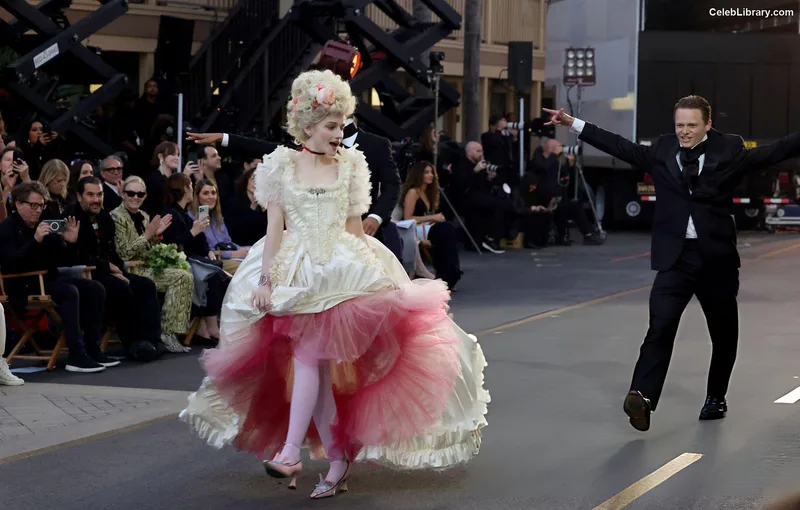 Julia Garner photo 20 of 320