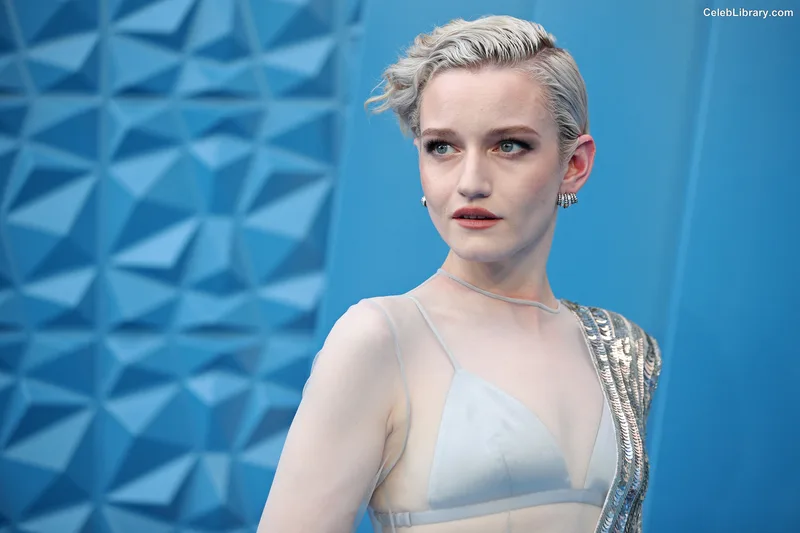 Julia Garner photo 23 of 320