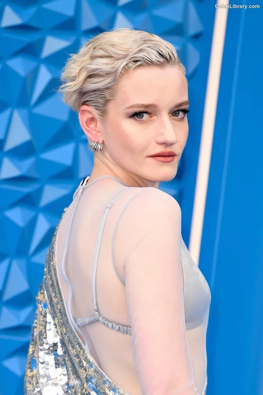 Julia Garner photo 3 of 320