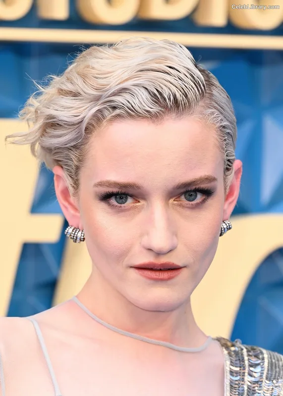 Julia Garner photo 5 of 320