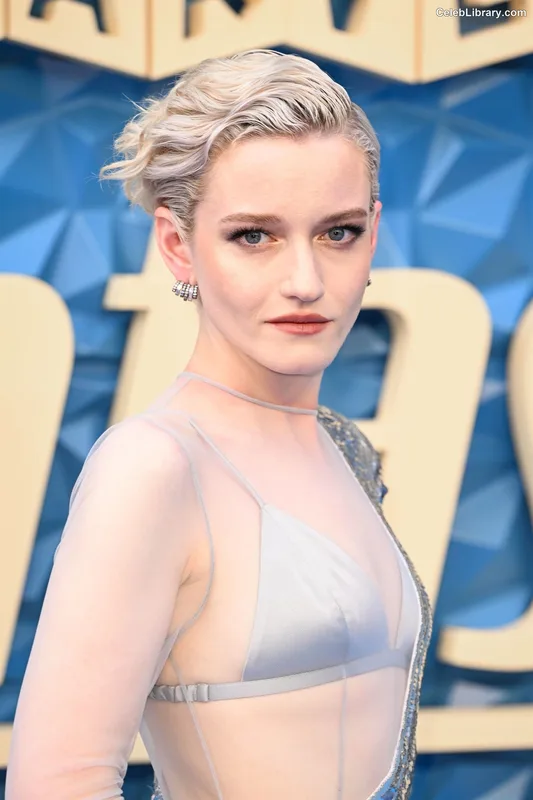 Julia Garner photo 6 of 320