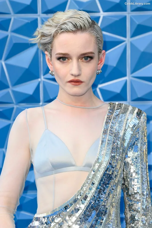 Julia Garner photo 14 of 320