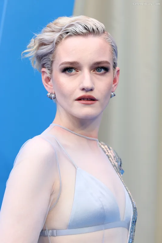 Julia Garner photo 18 of 320