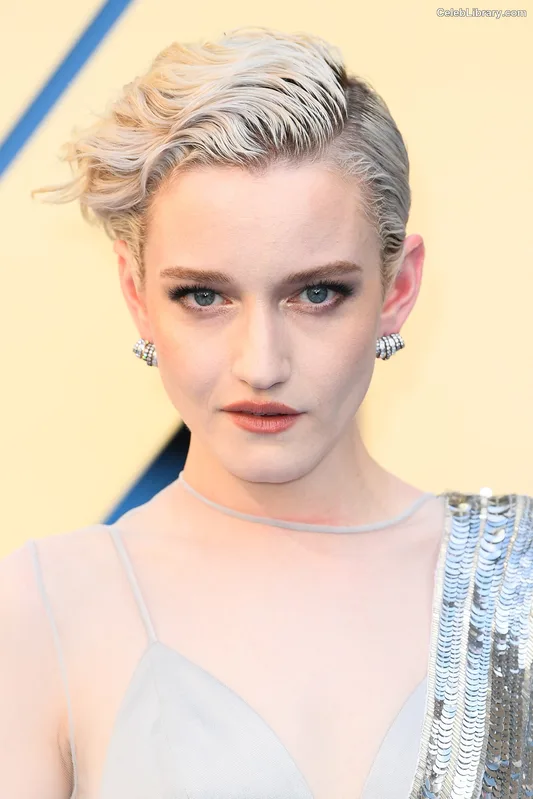 Julia Garner photo 21 of 320