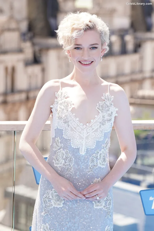 Julia Garner photo 6 of 320