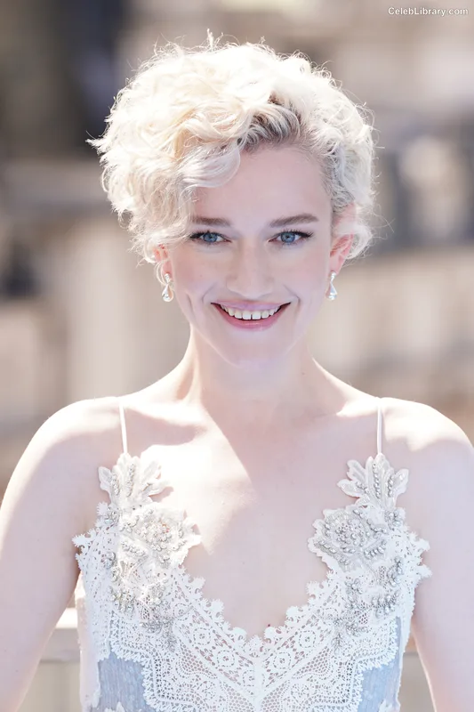 Julia Garner photo 7 of 320